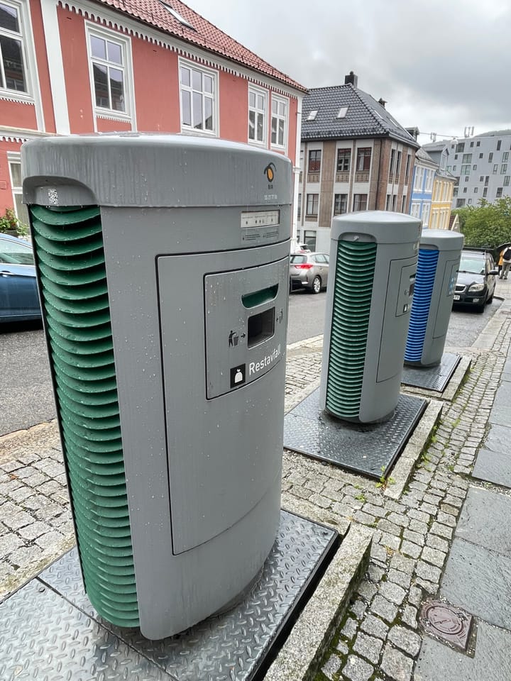 Ganz schön viele öffentliche Mülltonnen…